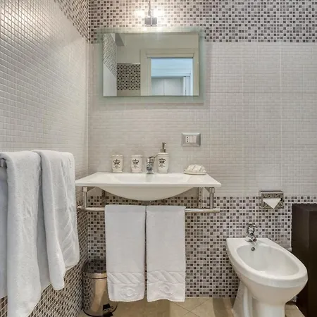 アダ ルームズ 4*